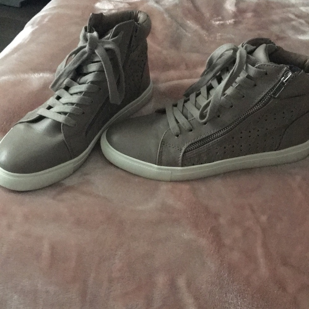 Steve Madden High top tennis shoe